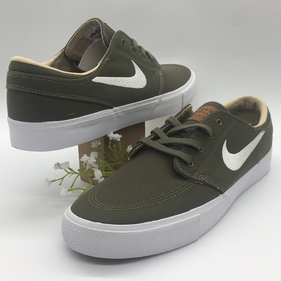 Nike Other - Nike SB Zoom Janoski CNVS RM medium olive/white